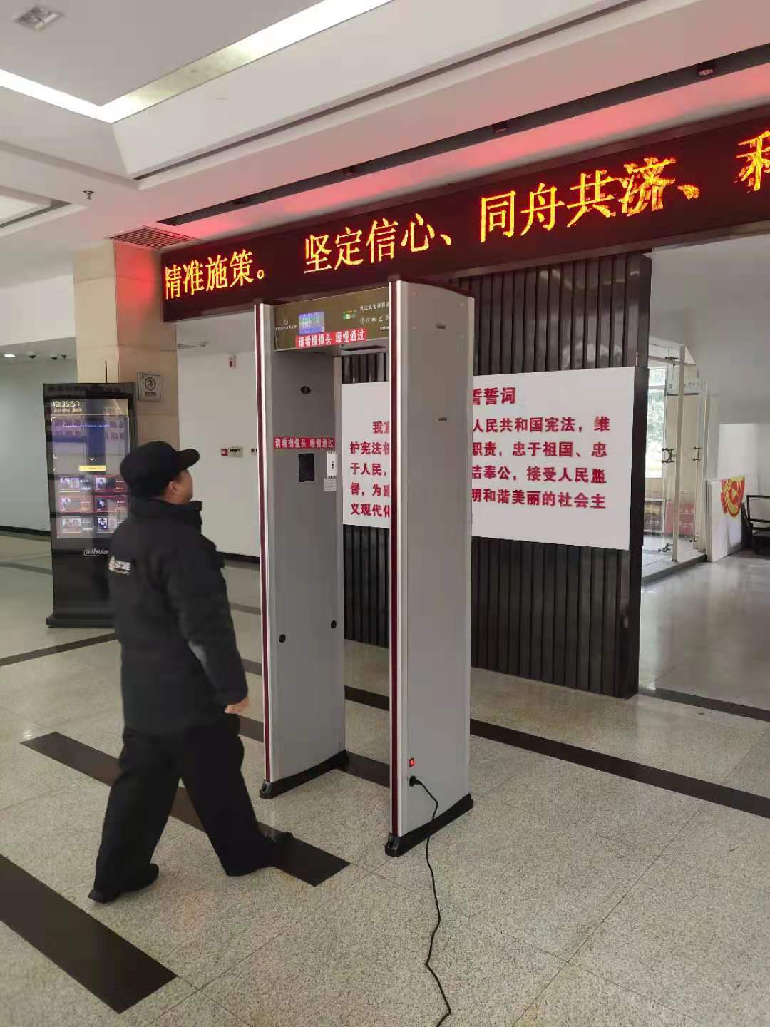 安检只要刷身份证,不用再排队登记,方便多了!2