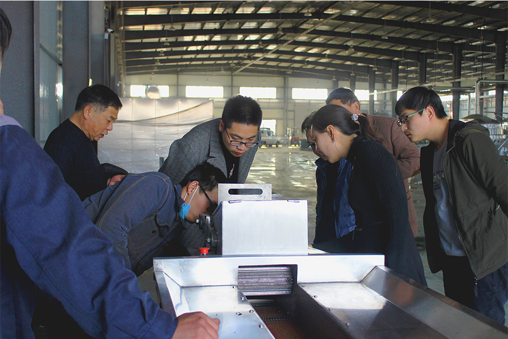 制藥企業(yè)蒞臨我司考察 (2)