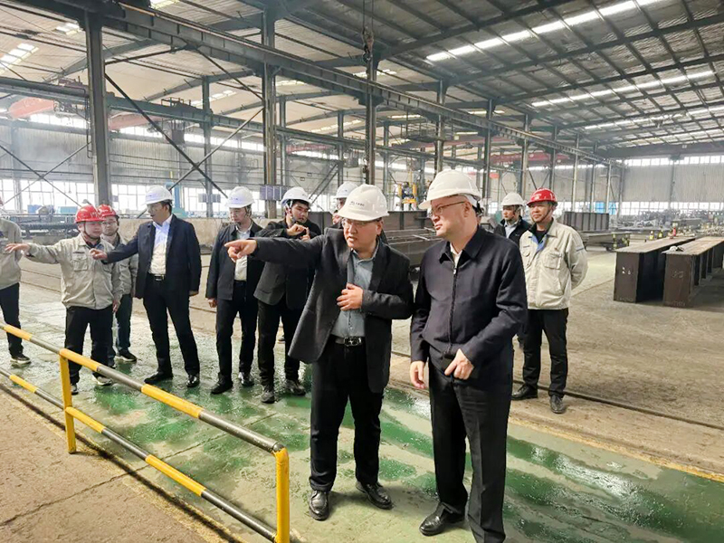 新疆阿克苏地区柯坪县委副书记、县长艾则孜&middot;买买提，柯坪县政府副县长赵克伟