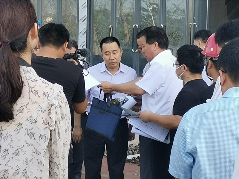 鹤壁市市长郭浩到天宏钢构承建的鹤壁市科技馆景观桥项目工地视察指导工作