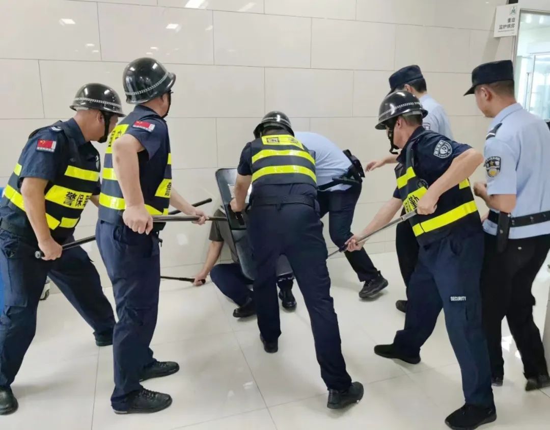 国安科技安保集团襄阳中医医院项目部联合公安局开展警保联勤联动培训