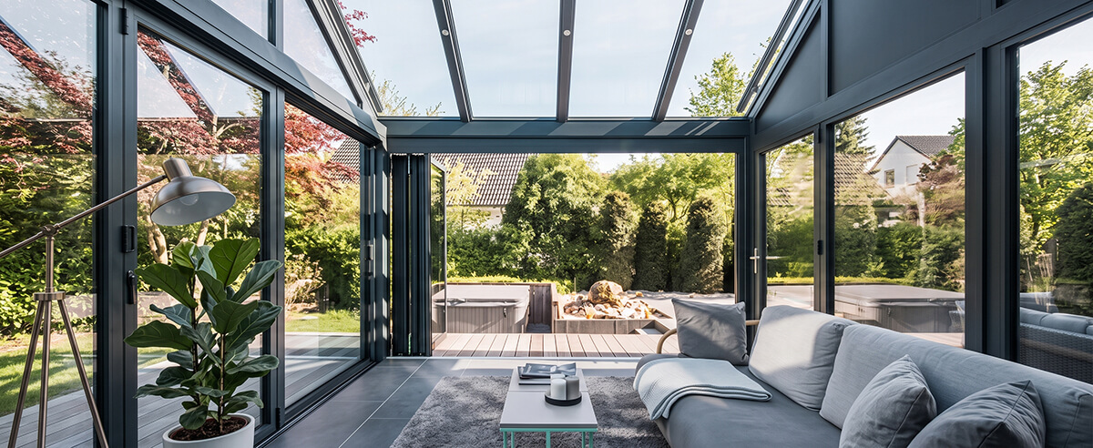 sunroom-living-room-aluminum-bifold-doors
