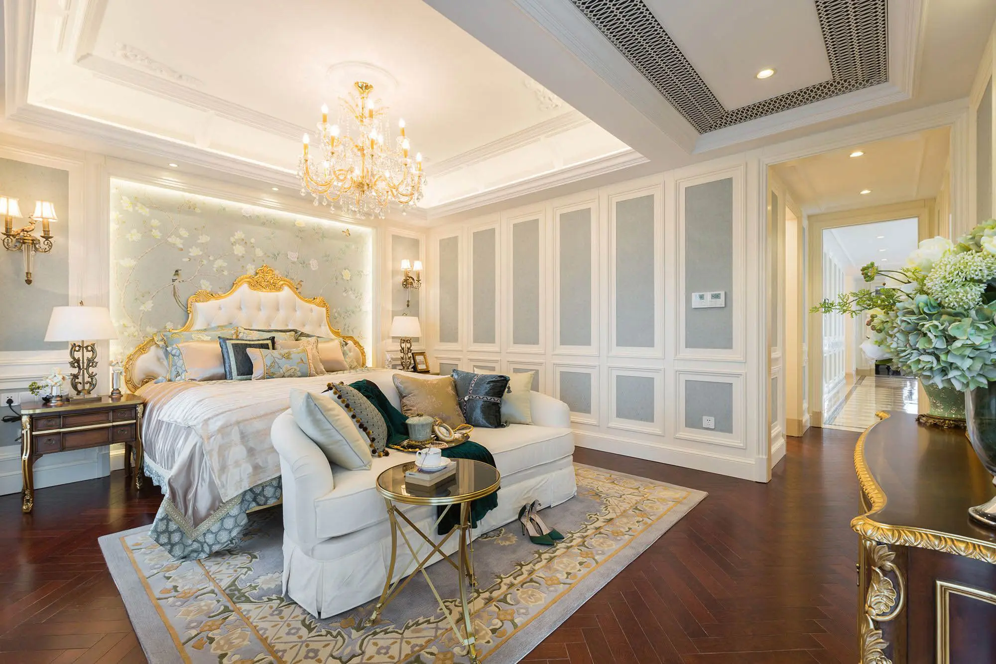 法式风格实木卧室系列 封闭式实木护墙板 原木色实木床头柜 浪漫实木大床