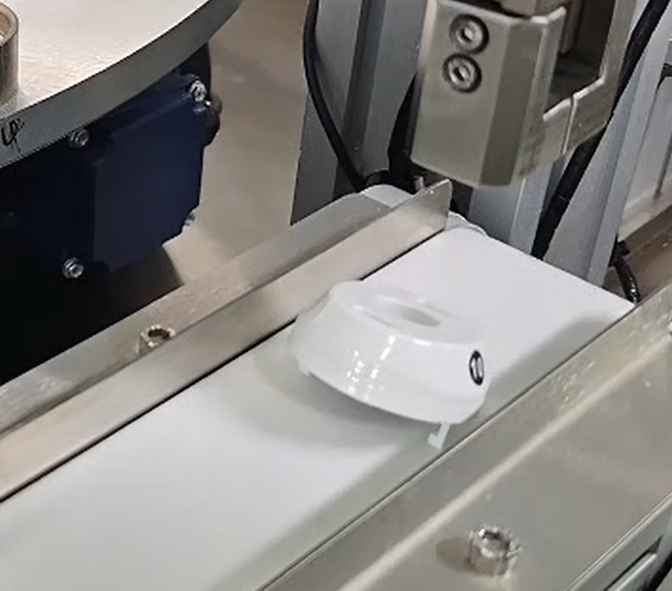 穿刺器瓣膜后盖自动组装机