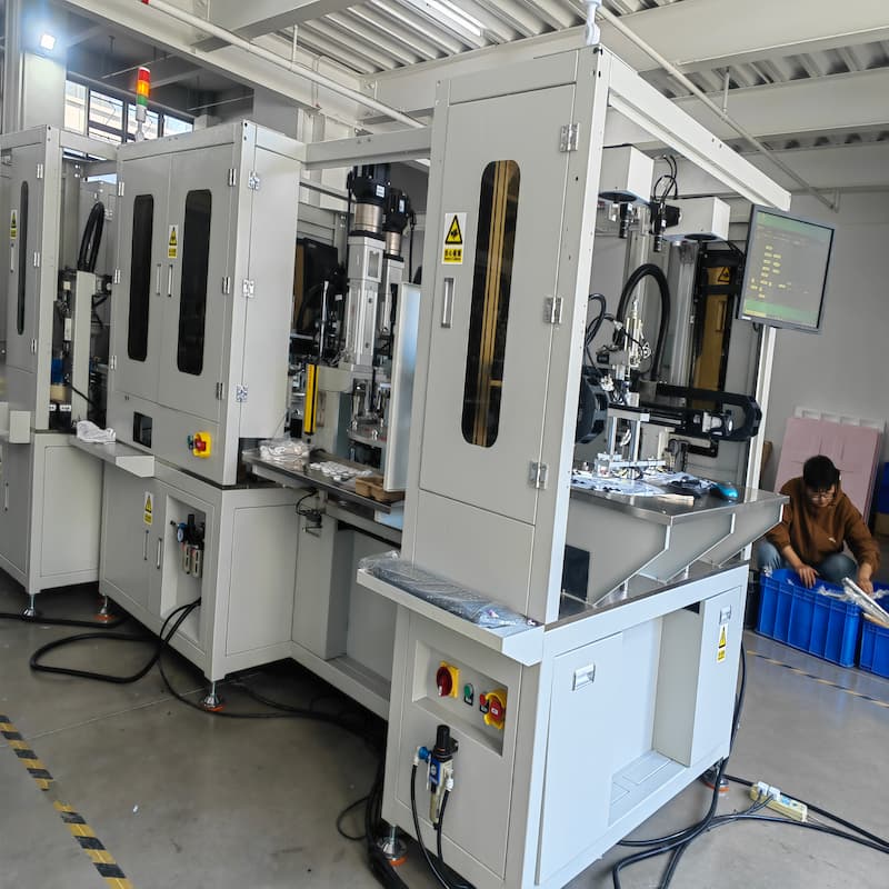 穿刺器瓣膜后盖自动组装机