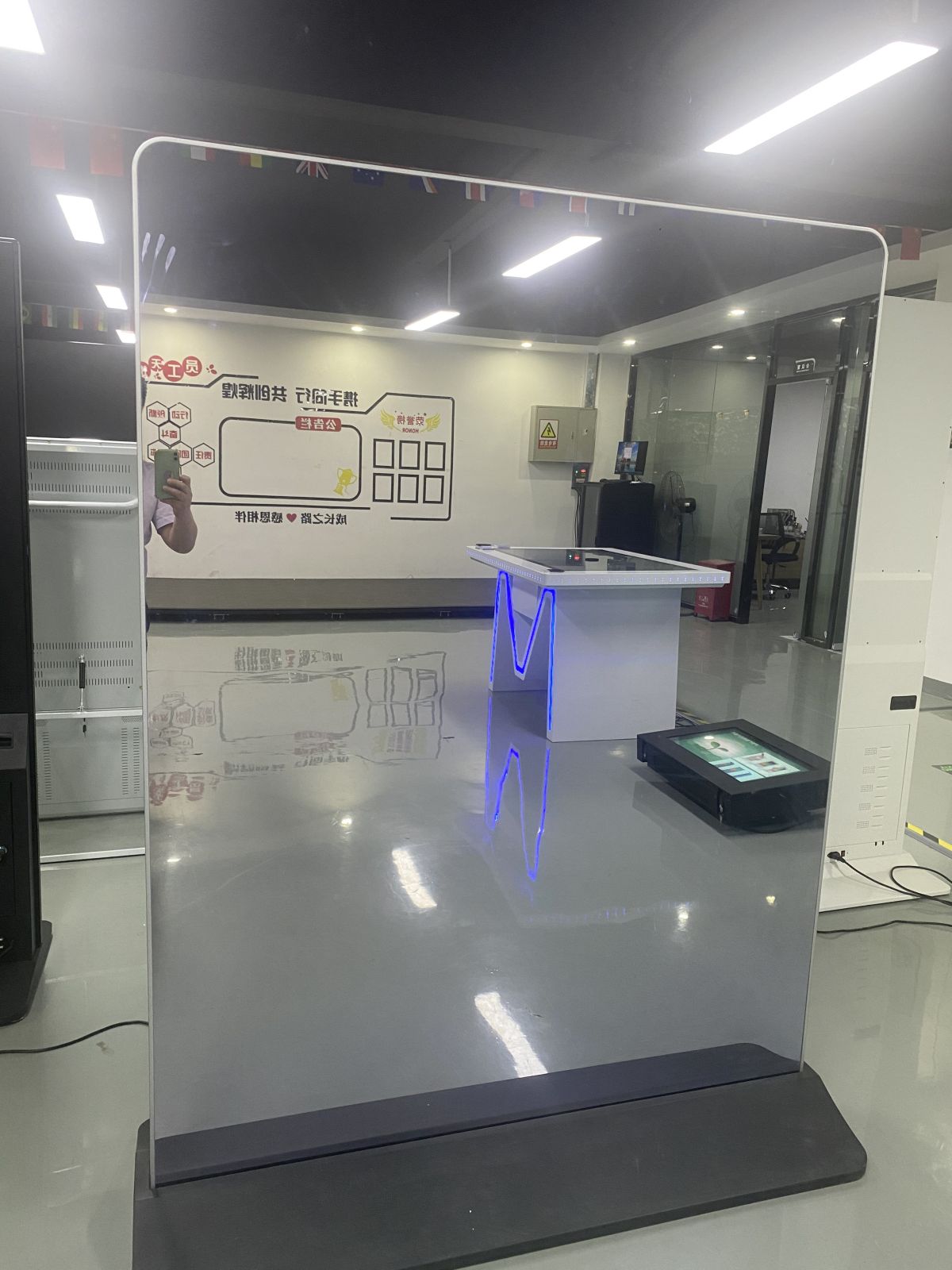 立式液晶广告机：商业场景的智能显示核心终端