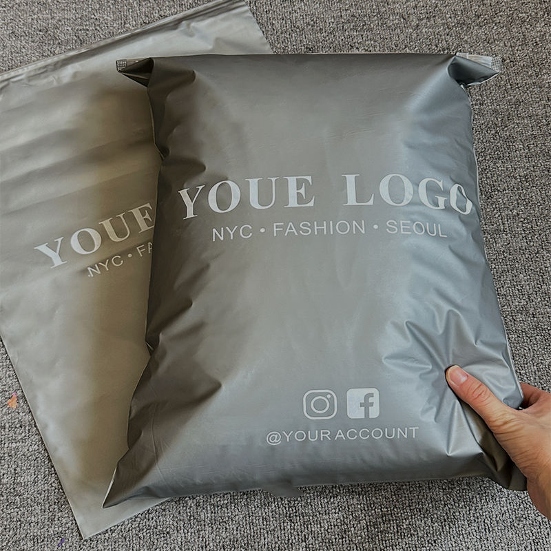 定制徽标奢华服装袋透明聚乙烯拉链包装PE材质用于服装和拉链袋塑料袋包装Custom Logo Luxury Clear PE Zipper Garment Bags, Polyethylene Plastic Packaging Pouches for Apparel
