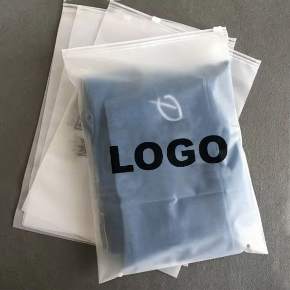 定制标志可回收哑光服装拉链袋，塑料拉链服装包装袋，用于服装运输Custom Logo Recyclable Matte Apparel Zipper Bags, Plastic Zip Garment Packaging Pouches for Clothing Shipping