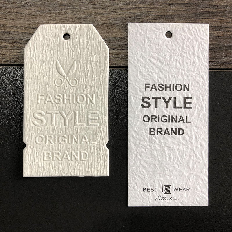 定制豪华压纹吊牌 3D 立体纹理纸标签 环保服装鞋类标签 快速发货Custom Luxury Embossed Hang Tags, 3D Embossed Paper Labels, Eco-Friendly Tags for Clothing & Footwear, Fast Shipping