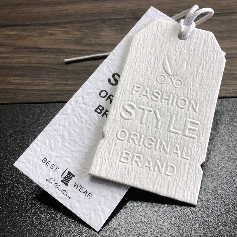 定制豪华压纹吊牌 3D 立体纹理纸标签 环保服装鞋类标签 快速发货Custom Luxury Embossed Hang Tags, 3D Embossed Paper Labels, Eco-Friendly Tags for Clothing & Footwear, Fast Shipping