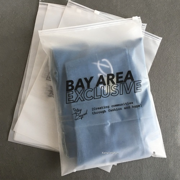 可重复密封磨砂 PE 拉链袋｜服装皮草包装袋Reclosable Recyclable PE Zipper Bags, Matte Frosted Custom Zipper Pouches for Garment & Fur Packaging