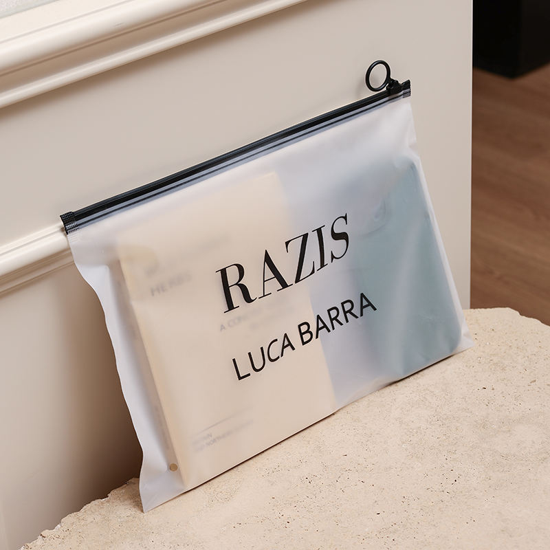 厂家直销拉链袋 可定制尺寸 适合服装和化妆品包装袋 印刷logoTitle: Factory Direct Zipper Bags Custom Size Logo Print Packaging for Clothing Cosmetics