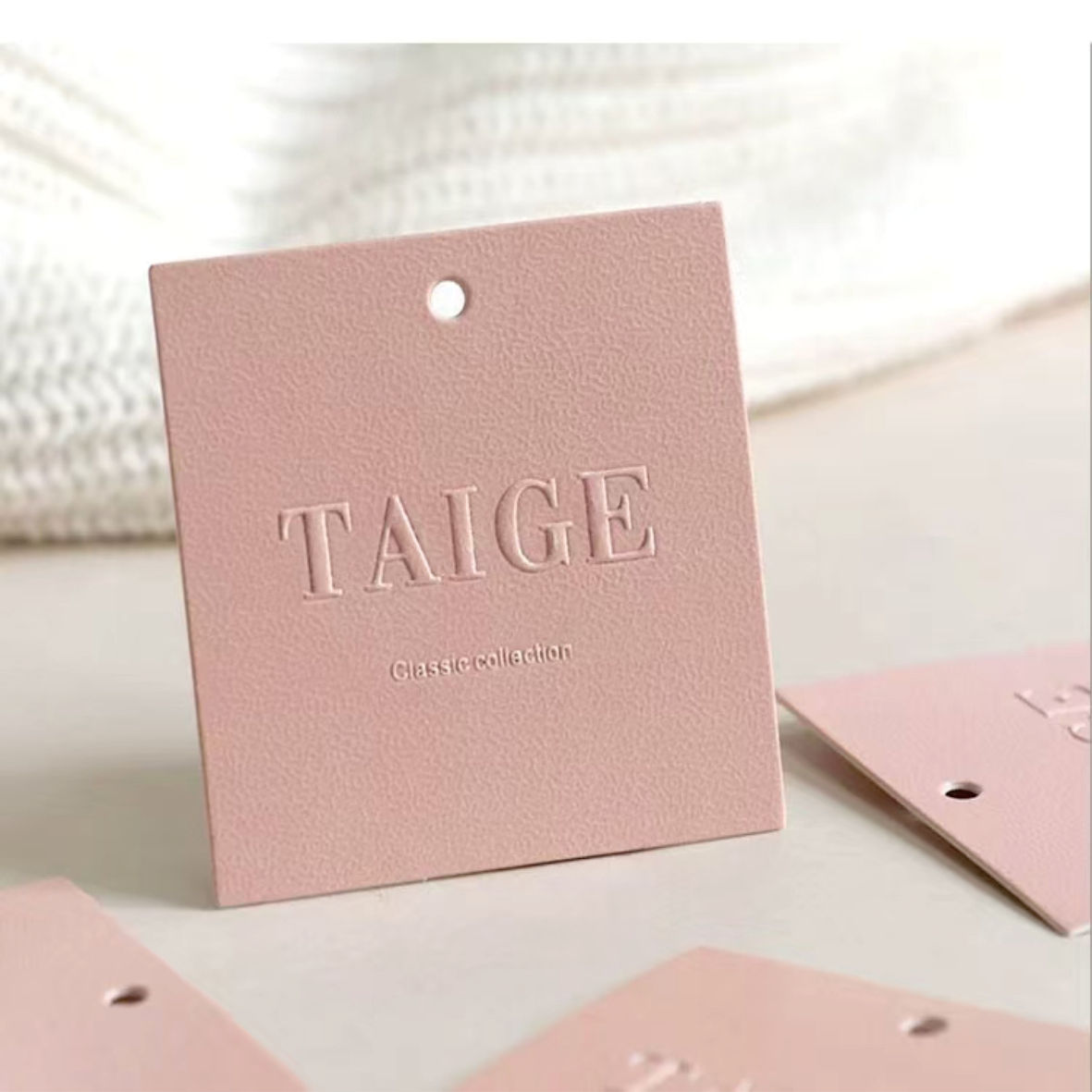 定制印刷奢侈品牌服装悬挂标签｜纸纸板 RFID 服装吊牌Custom Printed Luxury Brand Garment Hang Tag, Paper Cardboard RFID Clothing Hang Tag