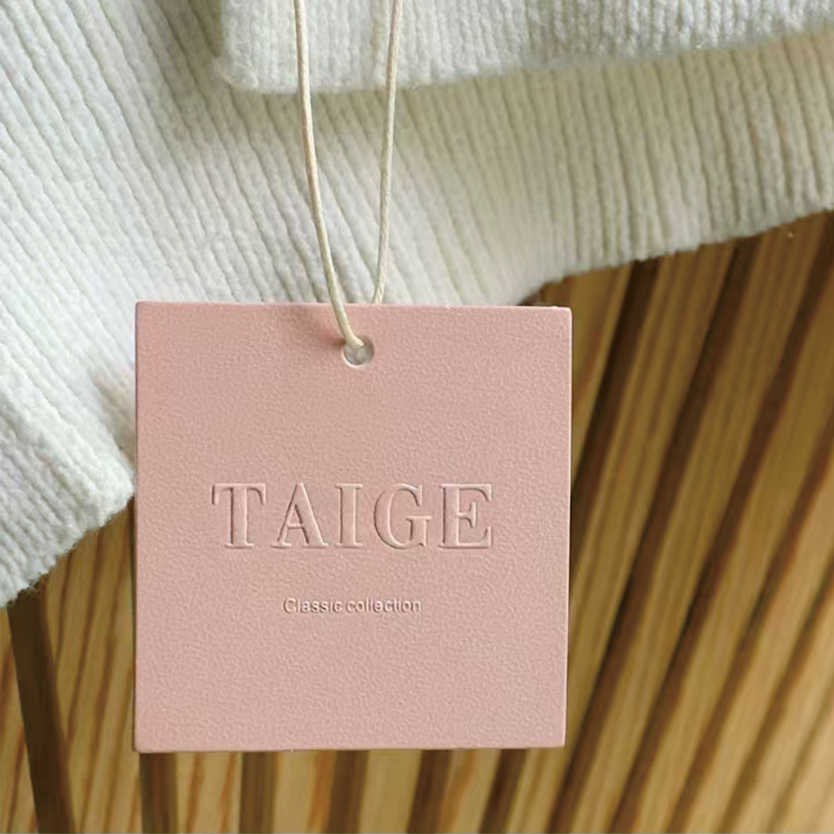 定制印刷奢侈品牌服装悬挂标签｜纸纸板 RFID 服装吊牌Custom Printed Luxury Brand Garment Hang Tag, Paper Cardboard RFID Clothing Hang Tag
