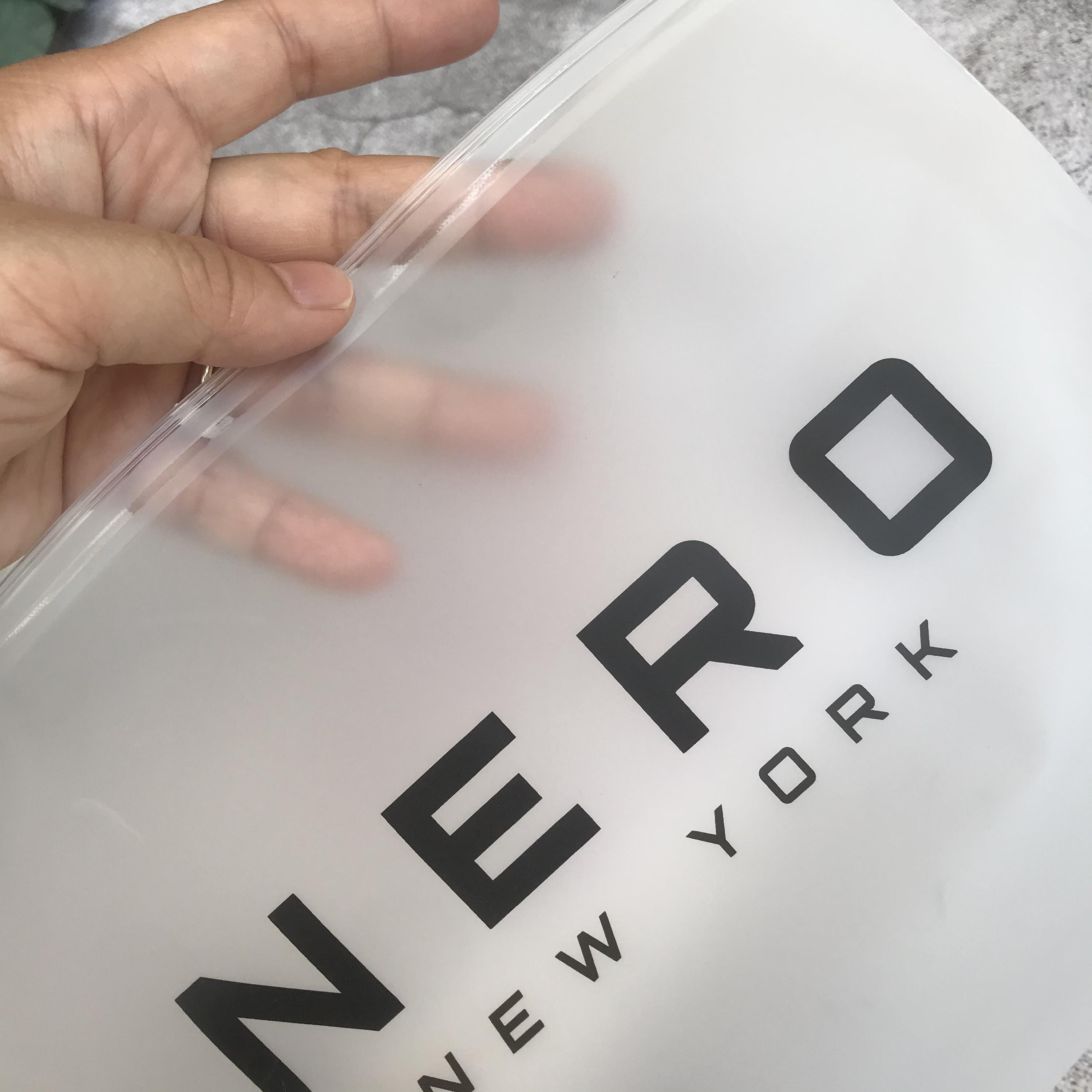 定制哑光磨砂塑料拉链袋｜带 LOGO T 恤泳装服装拉链袋Custom Matte / Frosted Plastic Zipper Bags, Zipper Lock Garment Bags With Logo for T-shirts & Swimwear
