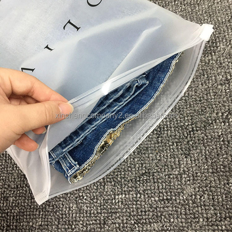 可重复密封磨砂 PE 拉链袋｜服装皮草包装袋Reclosable Recyclable PE Zipper Bags, Matte Frosted Custom Zipper Pouches for Garment & Fur Packaging