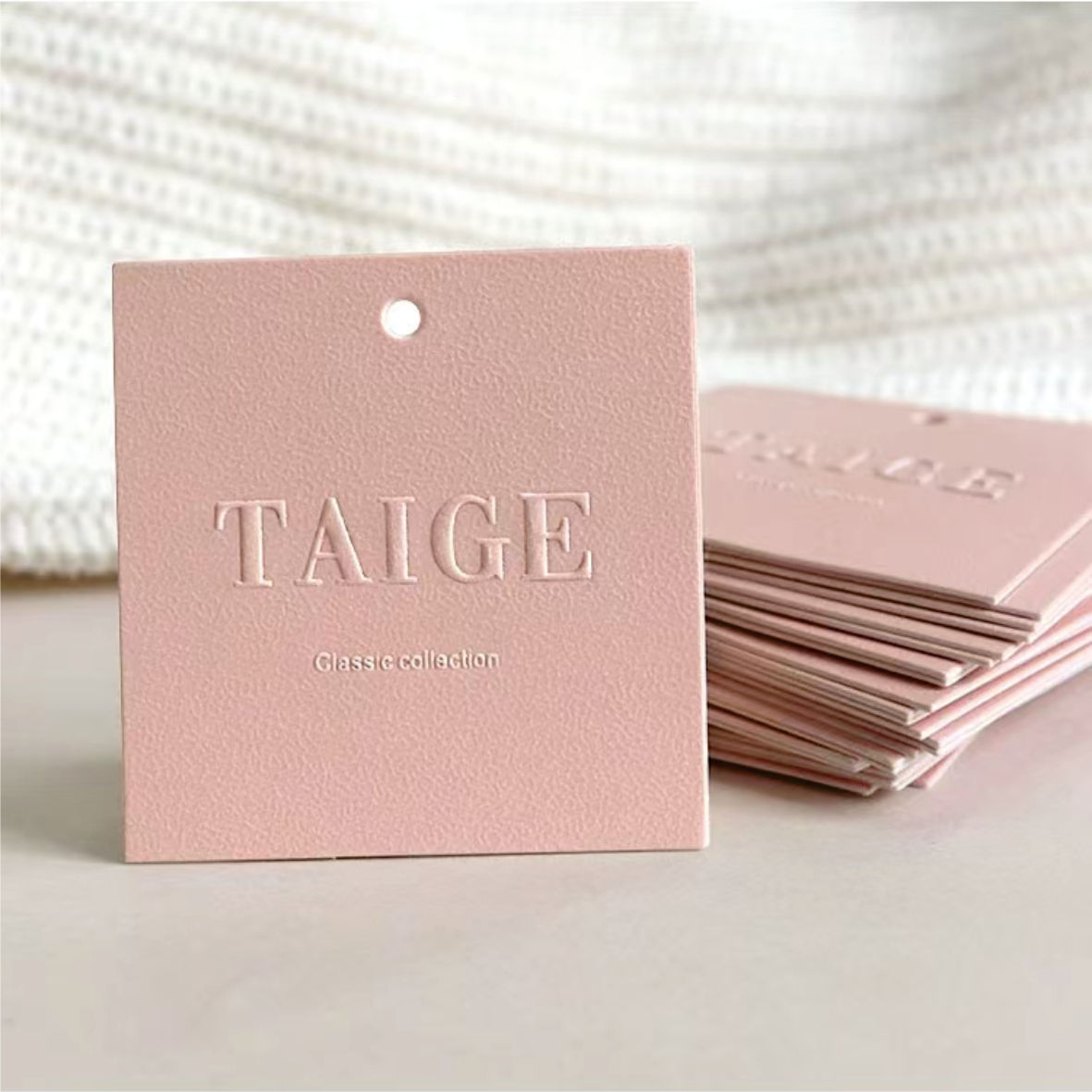 定制印刷奢侈品牌服装悬挂标签｜纸纸板 RFID 服装吊牌Custom Printed Luxury Brand Garment Hang Tag, Paper Cardboard RFID Clothing Hang Tag
