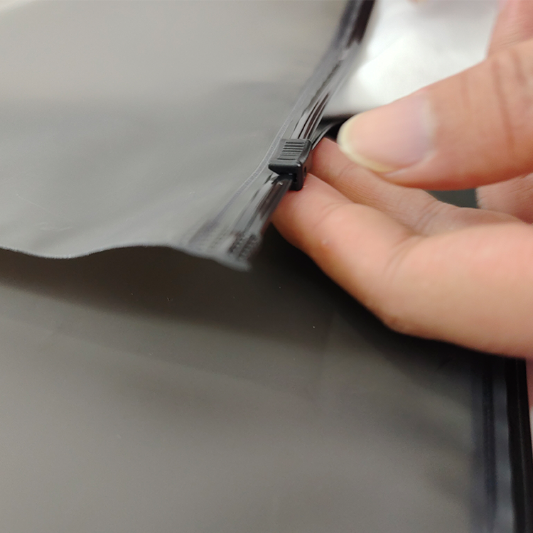 黑色 CPE 滑块拉链磨砂塑料袋 珠宝饰品专用 可定制印刷 LOGOBlack CPE Matte Plastic Zipper Bag with Slider Lock, Custom Printed Logo Pouch for Jewelry