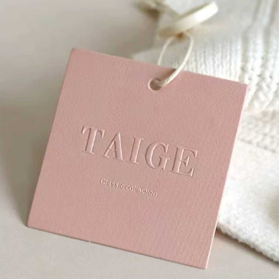 定制印刷奢侈品牌服装悬挂标签｜纸纸板 RFID 服装吊牌Custom Printed Luxury Brand Garment Hang Tag, Paper Cardboard RFID Clothing Hang Tag