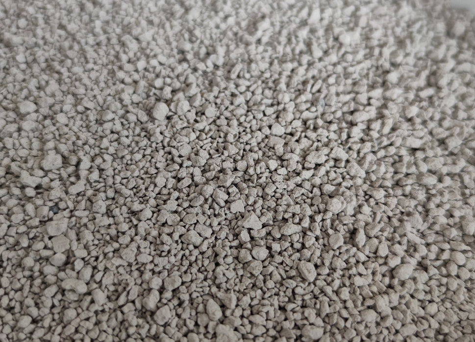 Broken Bentonite Cat Litter