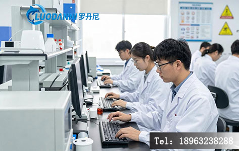 低水平放射性水样蒸发浓缩前处理实验场景示意图，展示多通道样品同步处理的自动化操作界面与设备外观