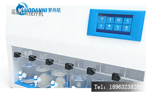 一台微电脑控制的六联混凝试验搅拌器正在运行，6个有机玻璃烧杯中形成大小不一的矾花，液晶屏幕特写显示实时G值（如85 s⁻&sup1;）和GT值（如45000）。