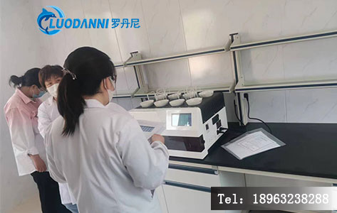 疾控中心放射卫生实验室水样前处理工作场景，展示实验人员操作检测设备的真实环境，增强场景代入感