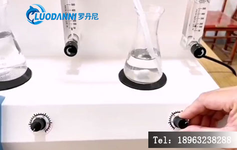 处理后干净无垢的蒸馏瓶对比图，突出防垢清洗效果