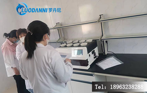 实验室全景，左侧是LDN-800GS全自动放射性水样前处理仪，右侧是低本底&alpha;&beta;测量仪，技术人员正在电脑前查看数据日志。