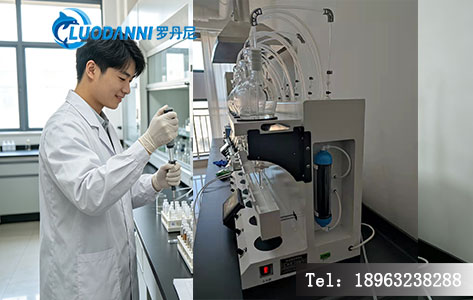 实验员面带轻松地站在一排运行中的全自动液液萃取仪旁边，手持移液枪进行后续进样准备。