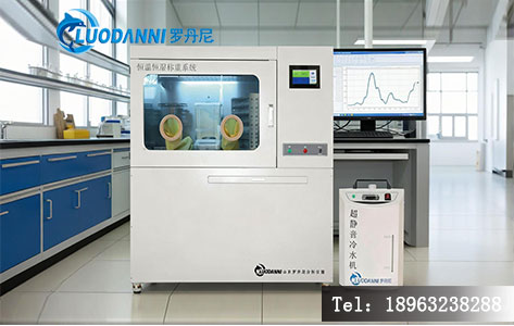 高校实验室使用罗丹尼恒温恒湿称重设备进行滤膜称量。