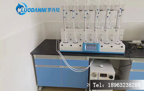 二氧化硫测定仪仪器在合作社实验室实际使用的场景，操作人员为年轻技术人员