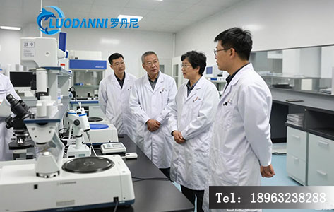 技术人员在新建前处理室讨论的场景