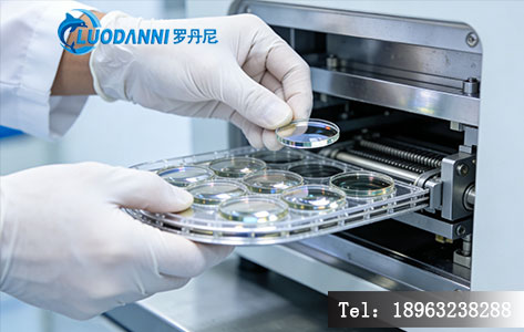 &nbsp;精密光学镜片紫外臭氧清洗作业现场