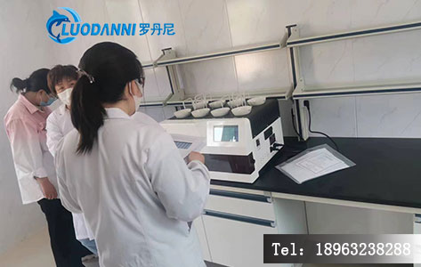 核废水检测实验室场景，实验人员操作多通道赶酸仪进行样品前处理。