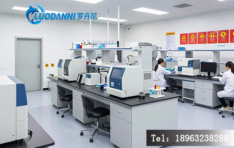河南某高校安全学院实验室全景图，展示整洁的现代化实验环境