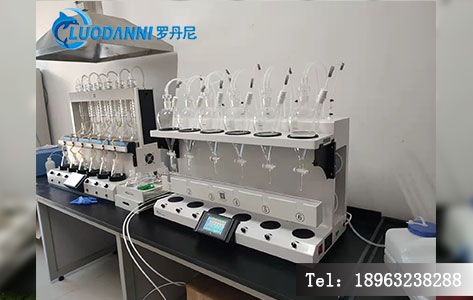 整齐摆放的样品瓶与萃取仪同框，实验室环境明亮整洁，体现现代化实验室风貌