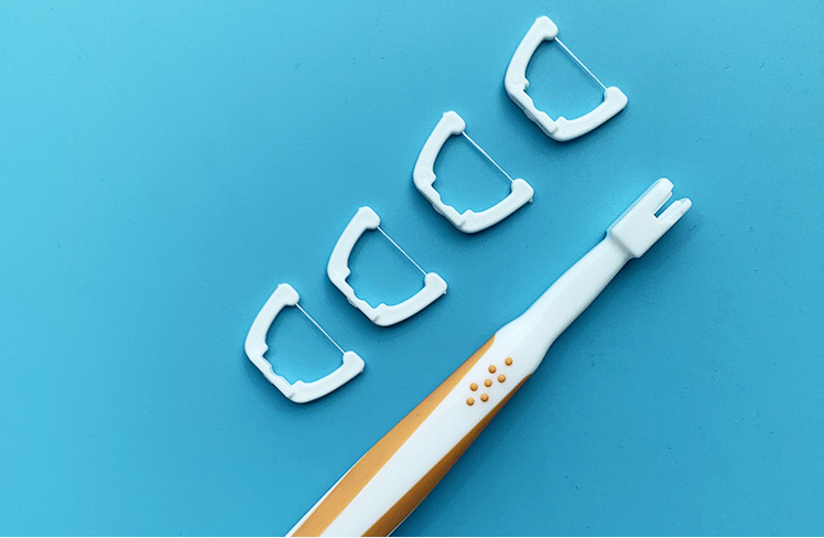 خيط تنظيف الأسنان مع رؤوس خيط قابلة للاستبدال