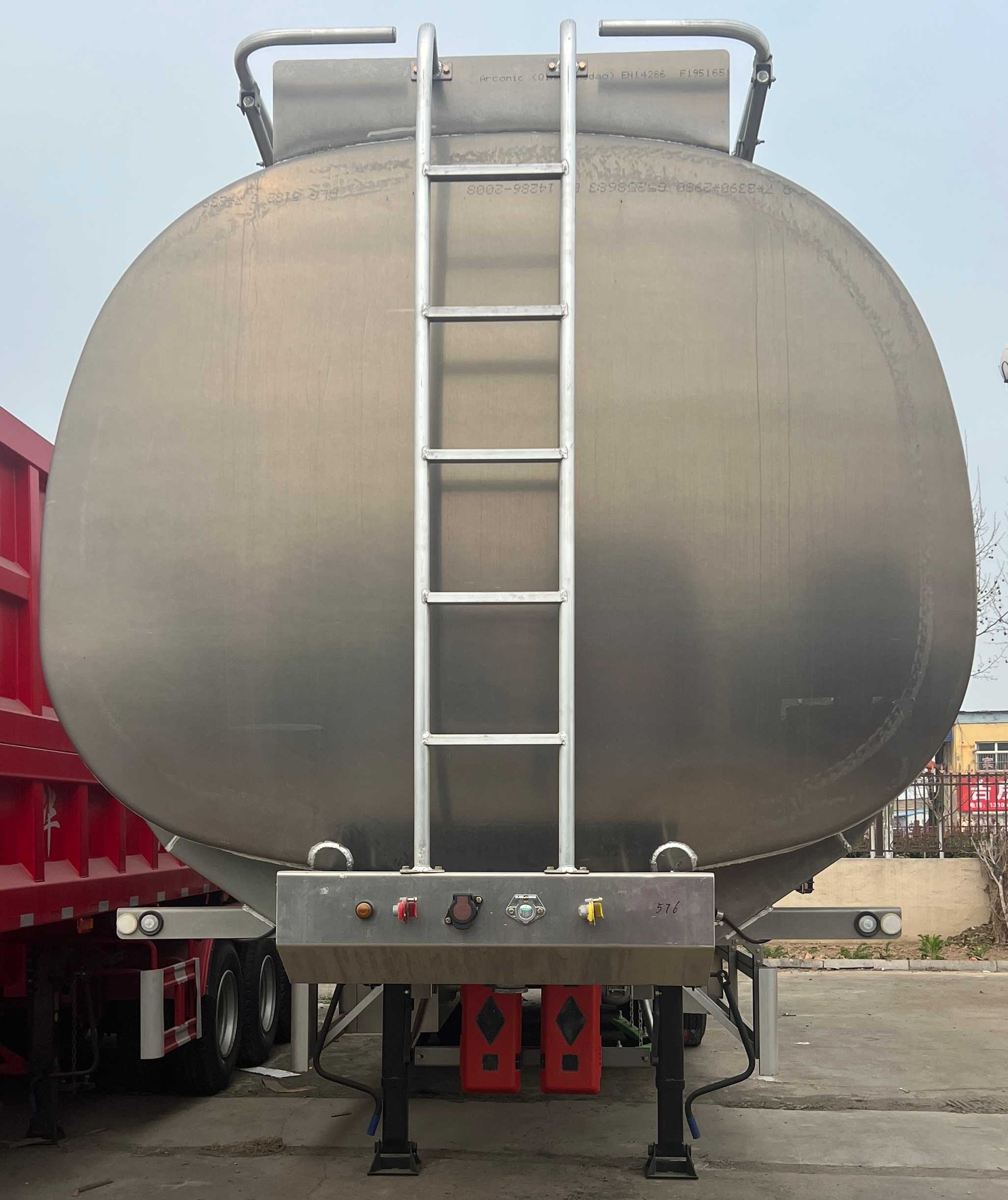 Oil tanker trailer