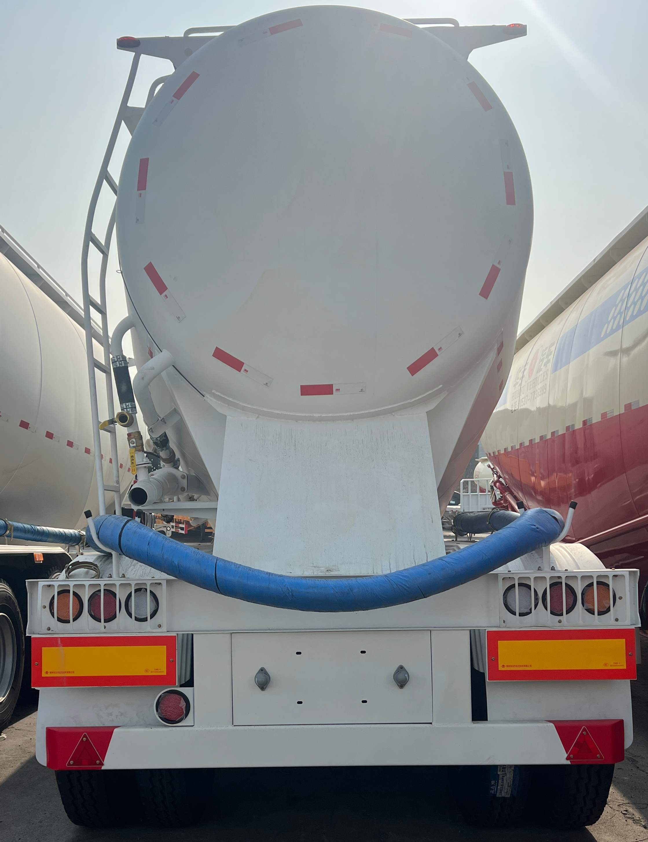 Powder material semitrailer