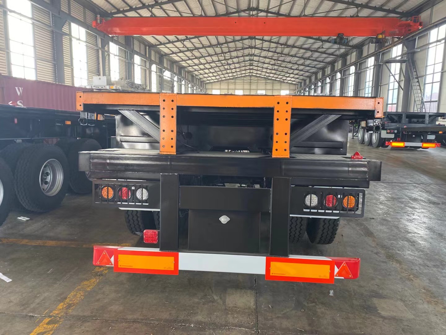 Flatbed container semitrailer