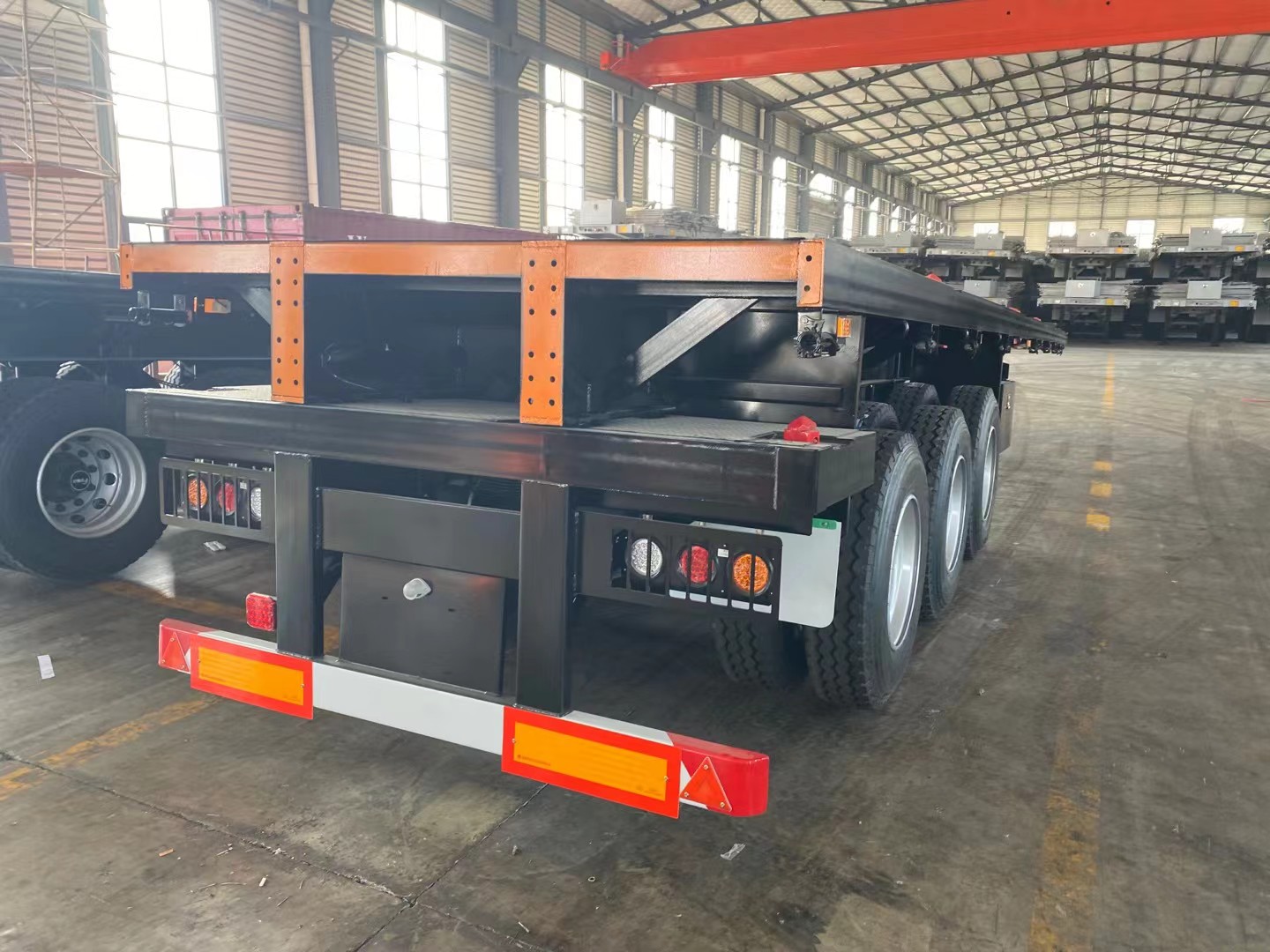 Flatbed container semitrailer