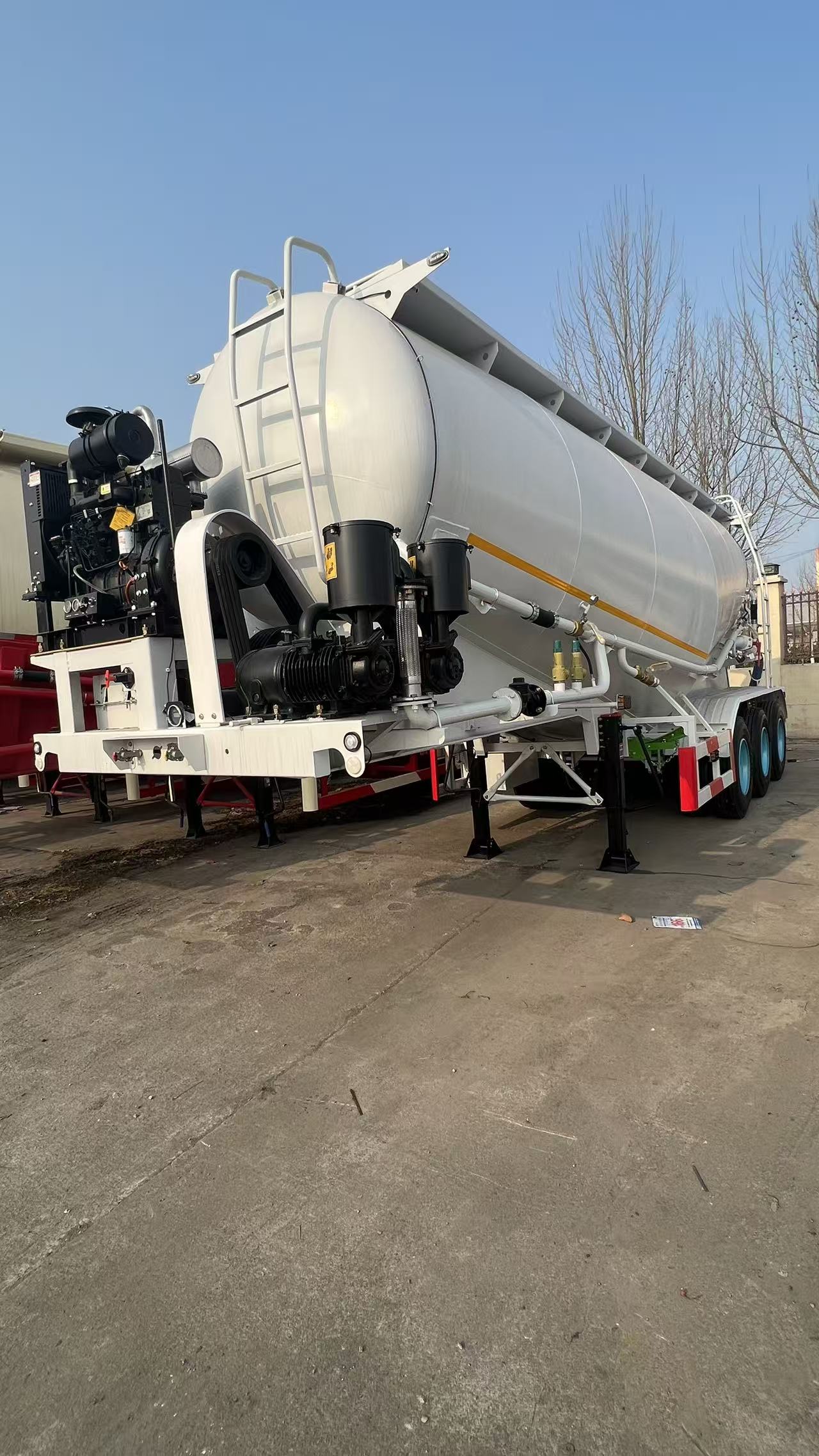 Powder material semitrailer