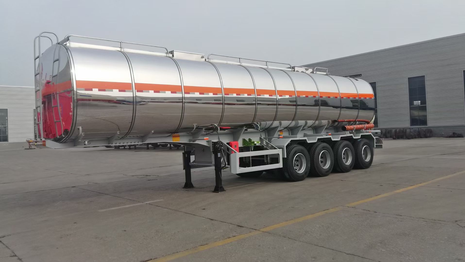 Oil tanker semitrailer