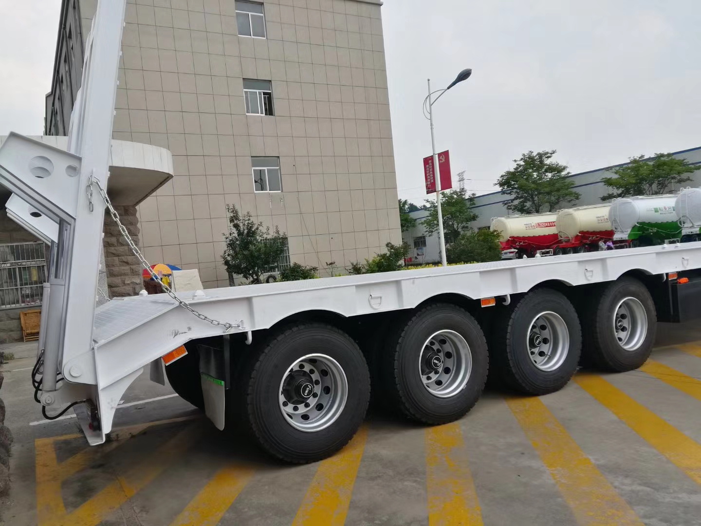 Four axles hydraulic ladder semitrailer