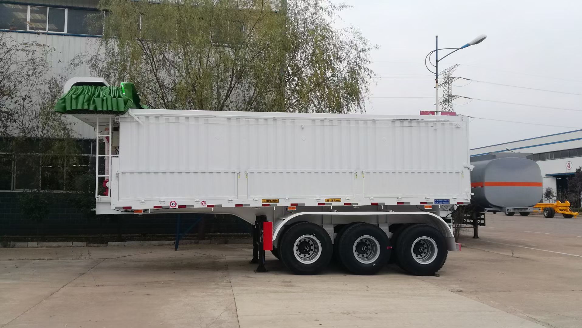 Rear dumper  semitrailer