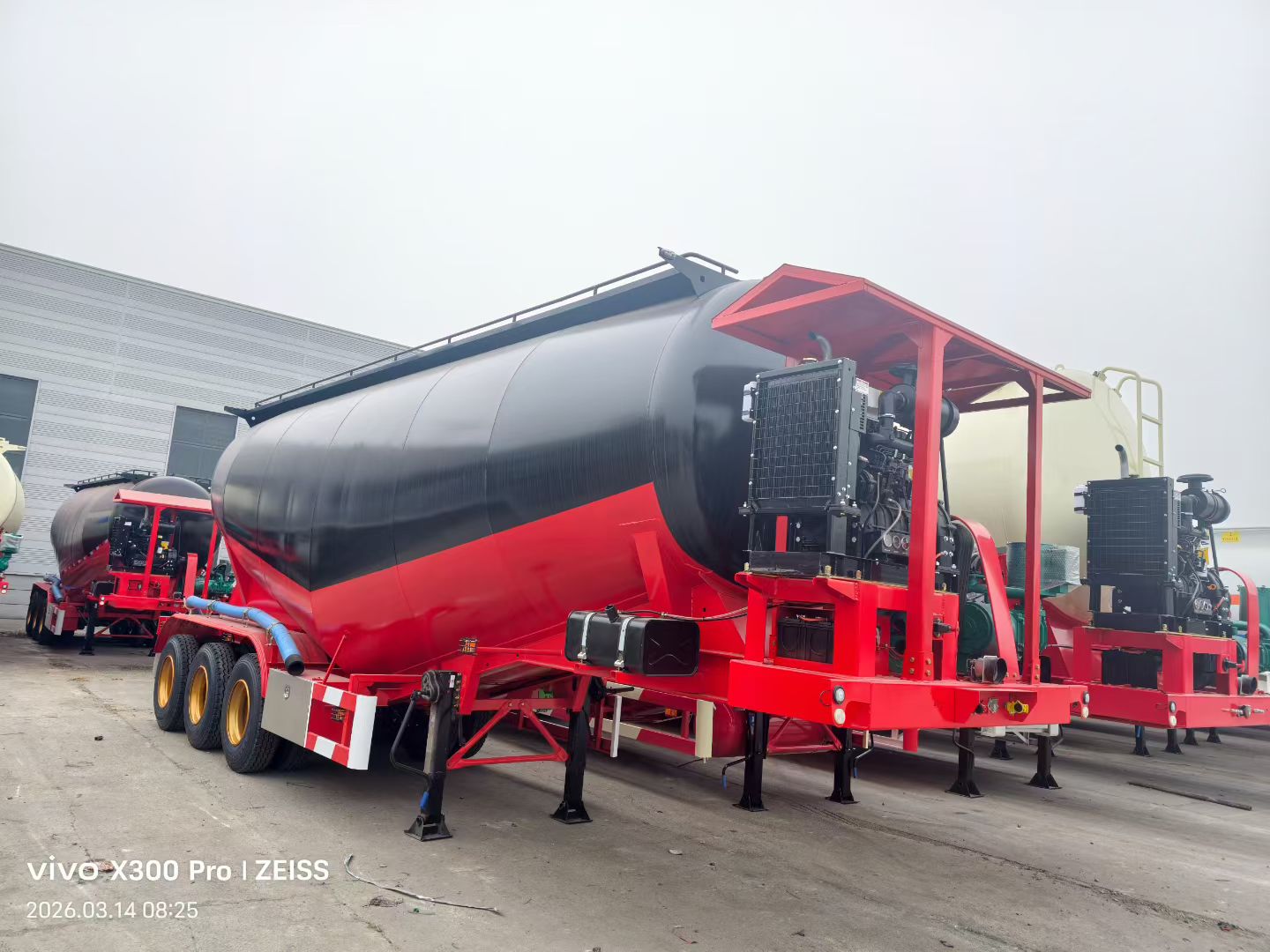 Powder material semitrailer