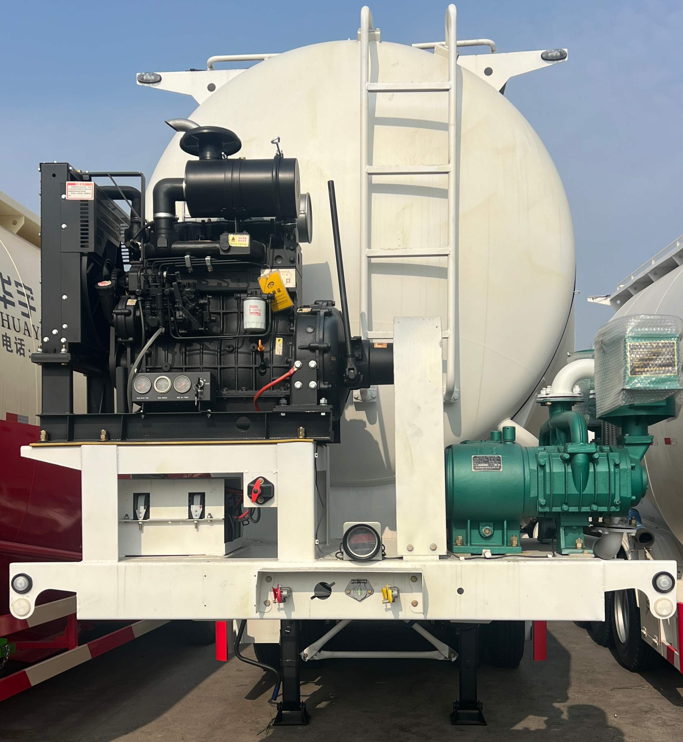 Powder material semitrailer