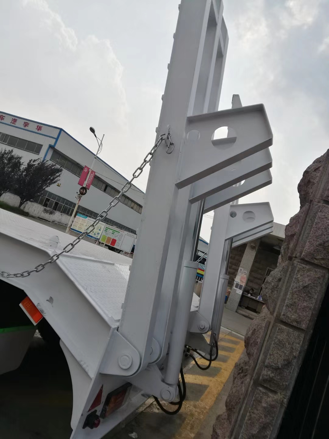 Four axles hydraulic ladder semitrailer