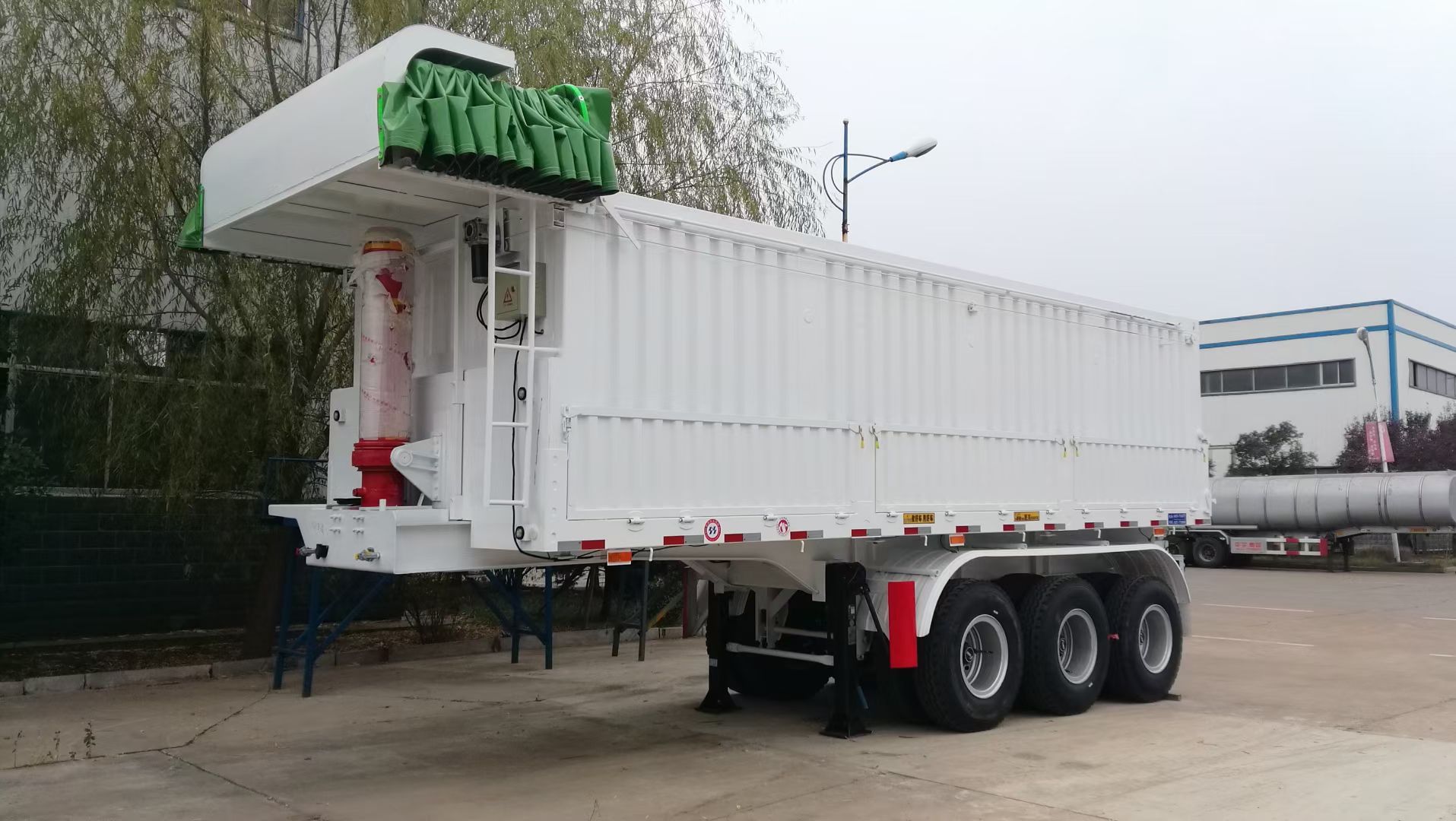 Rear dumper  semitrailer
